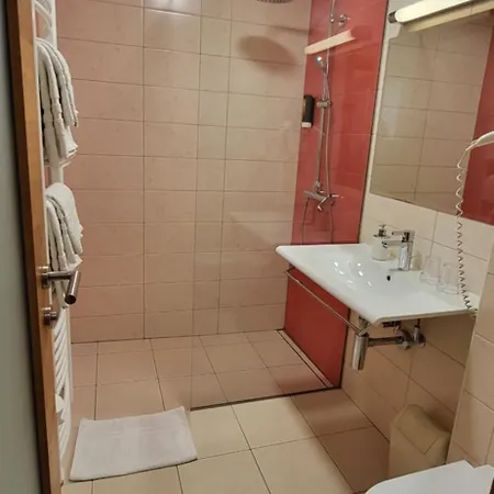 Tavcar Nocleg ze śniadaniem 3*