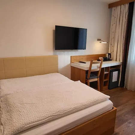 Tavcar Nocleg ze śniadaniem 3*